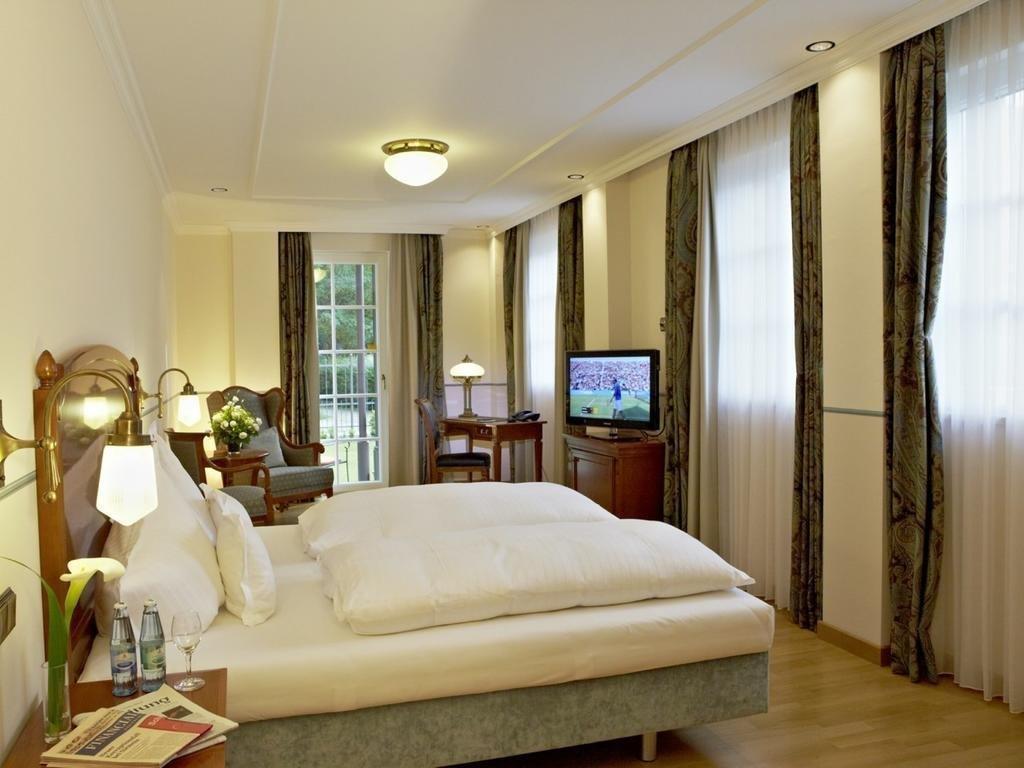 Allee Hotel Нойщат ан дер Айш Екстериор снимка